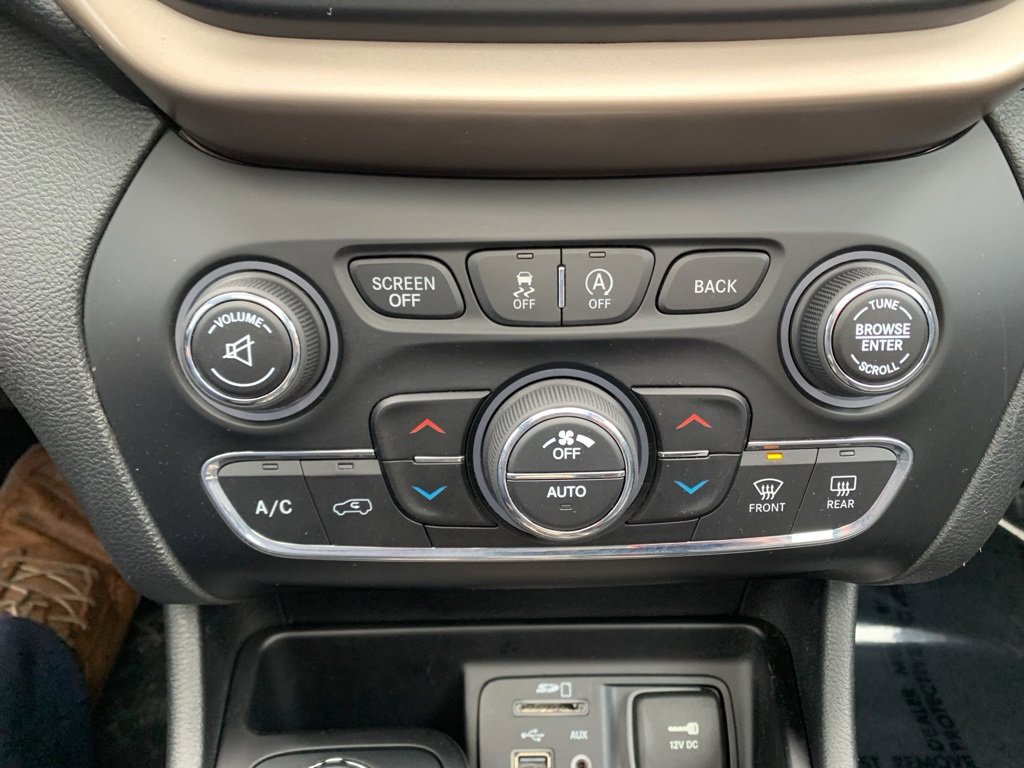 Used 2015 Jeep Cherokee Limited w/ Luxury Group image 28