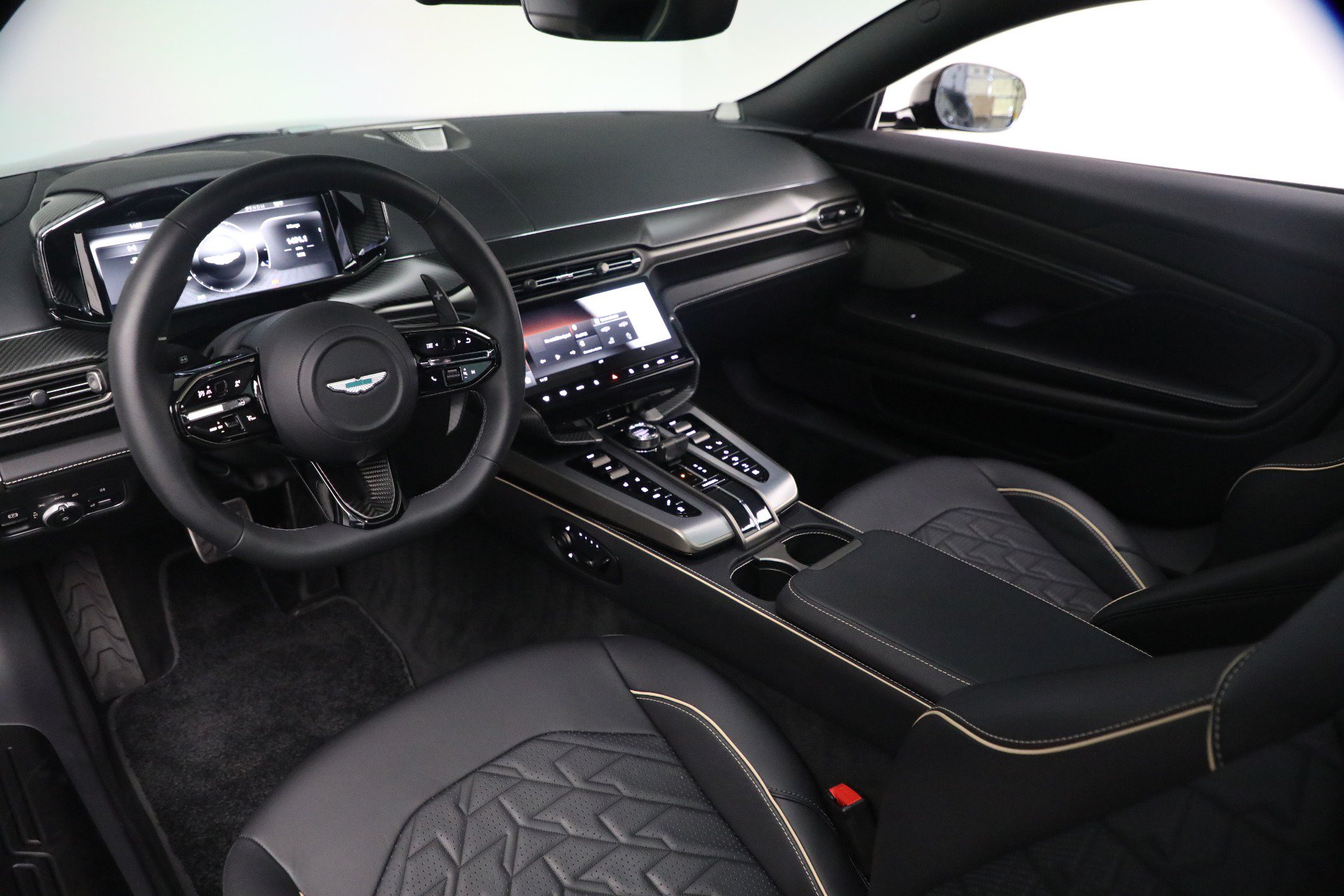 Used 2025 Aston Martin Vanquish RWD image 18