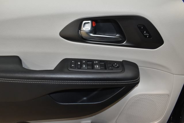 Certified 2024 Chrysler Pacifica Touring-L FWD image 26