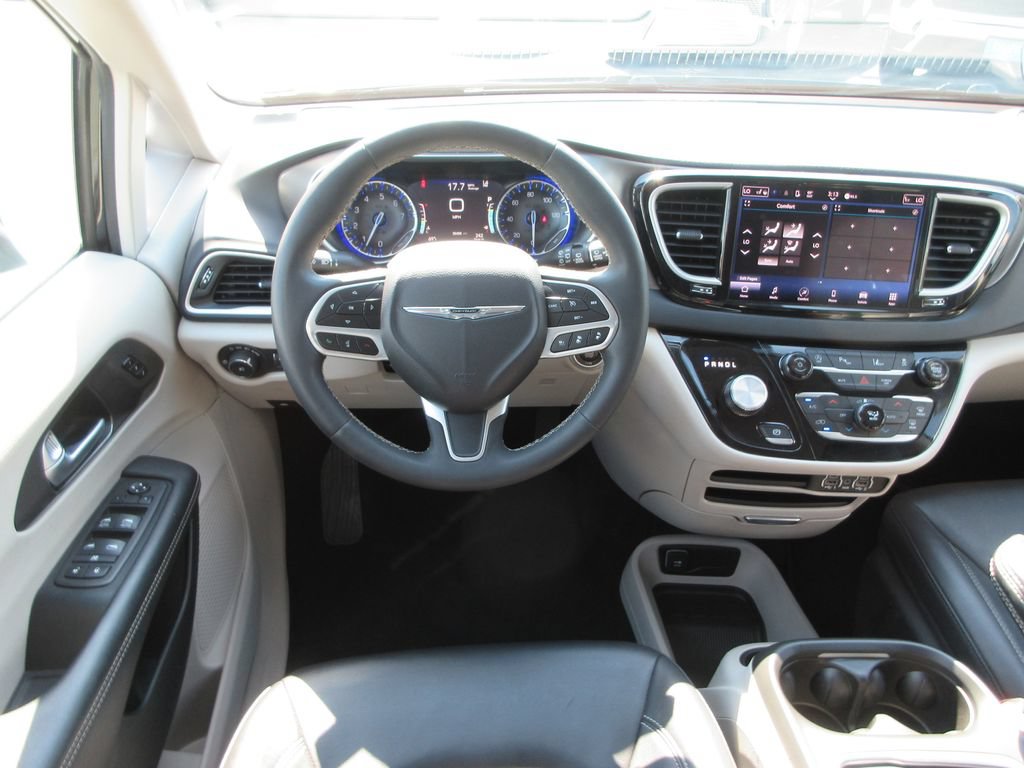 Used 2024 Chrysler Pacifica Touring-L FWD image 14