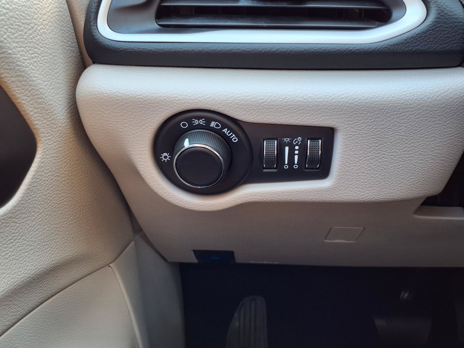 Used 2023 Chrysler Voyager LX FWD image 9
