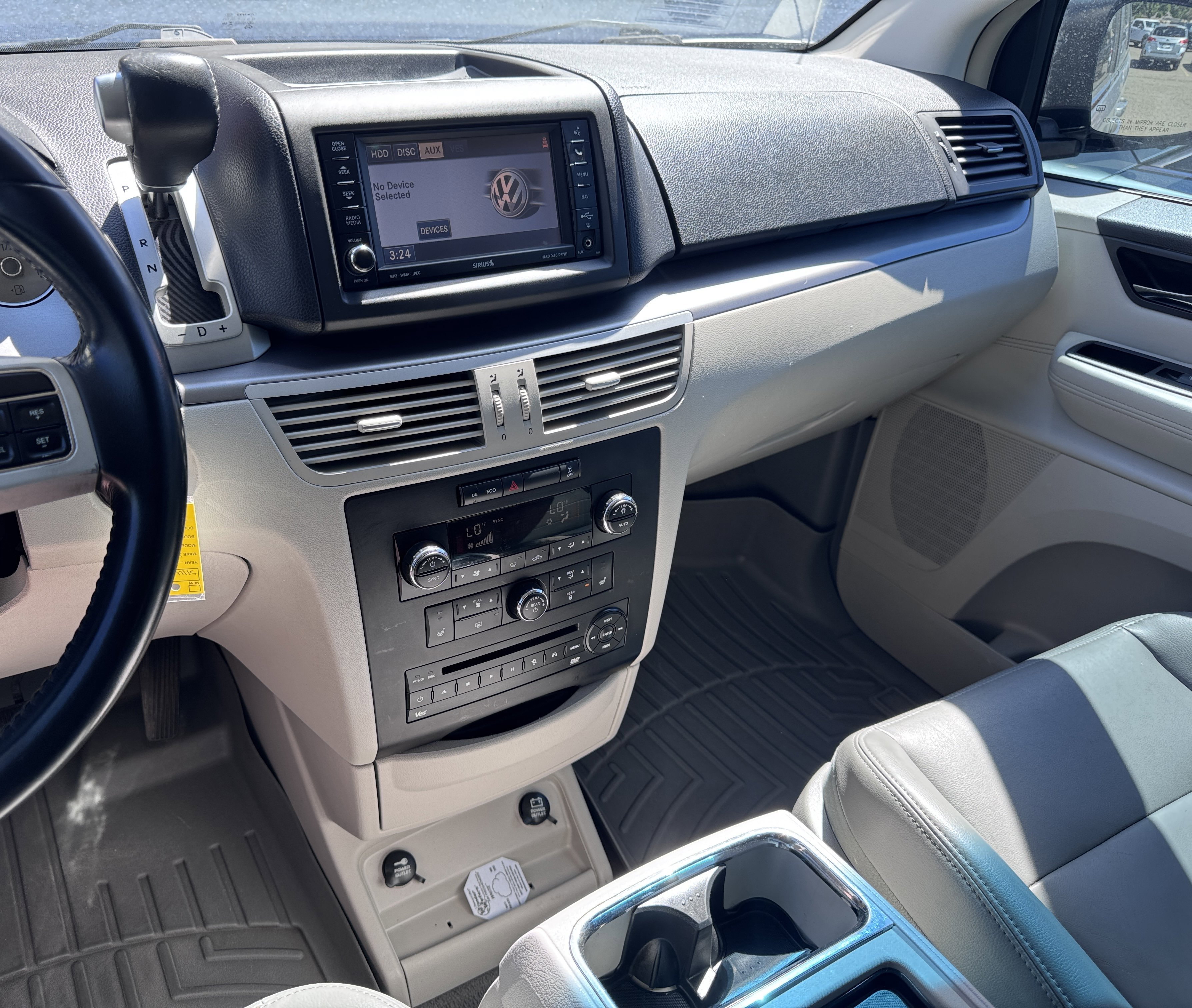 Used 2011 Volkswagen Routan SEL FWD image 22