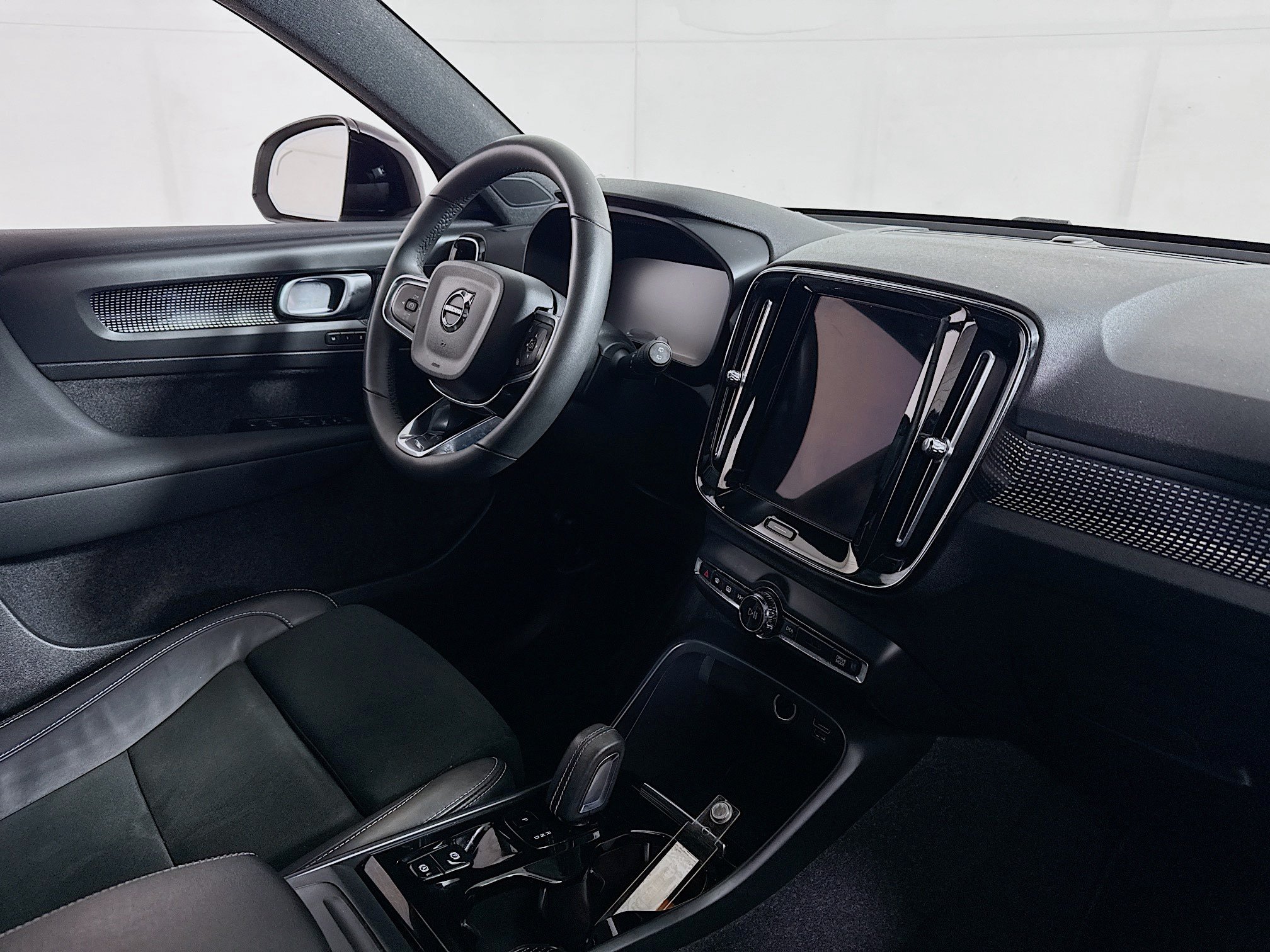 Used 2022 Volvo XC40 T5 R-Design AWD/4WD image 28