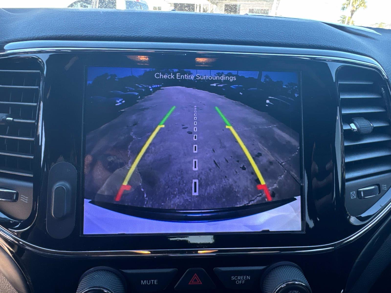 Used 2019 Jeep Grand Cherokee Laredo image 21