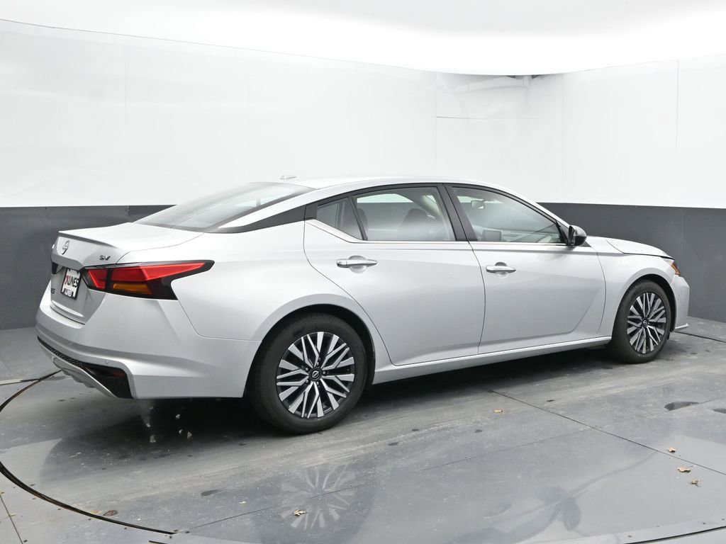 Used 2024 Nissan Altima 2.5 SV FWD image 11