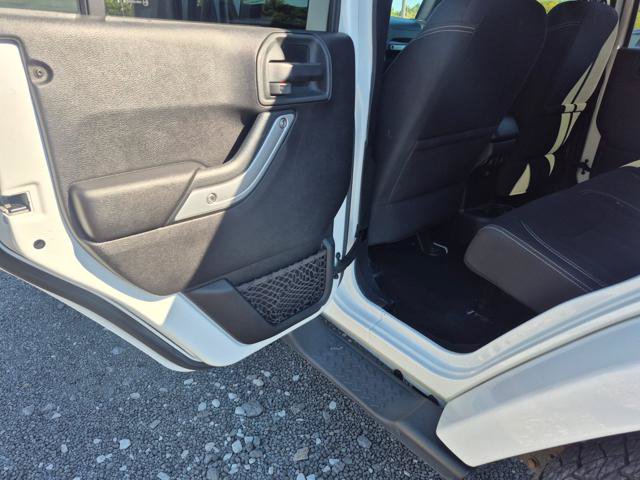 Used 2016 Jeep Wrangler Unlimited Sahara w/ Connectivity Group AWD/4WD image 11