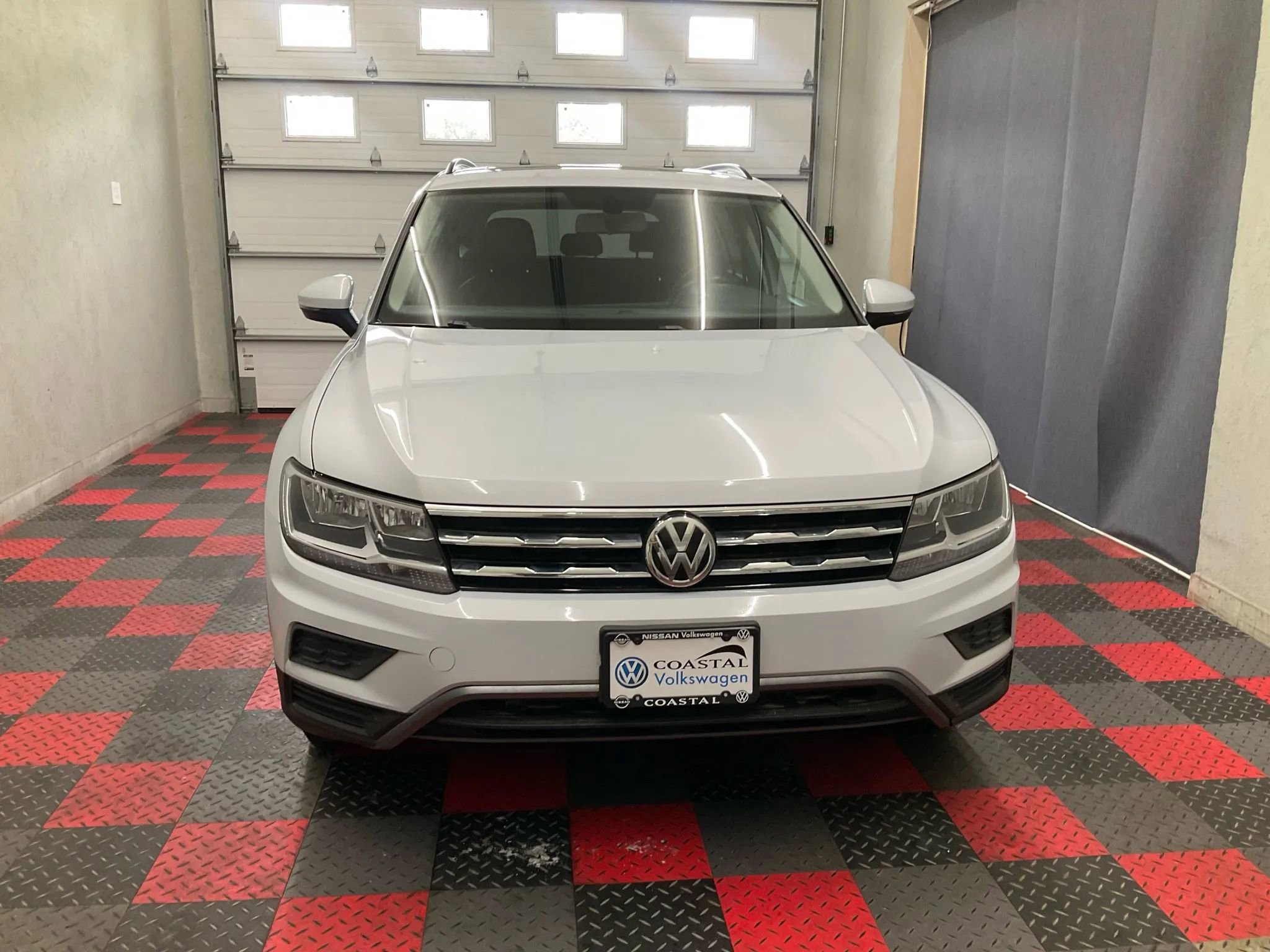 Used 2018 Volkswagen Tiguan SE w/ Panoramic Sunroof Package image 2