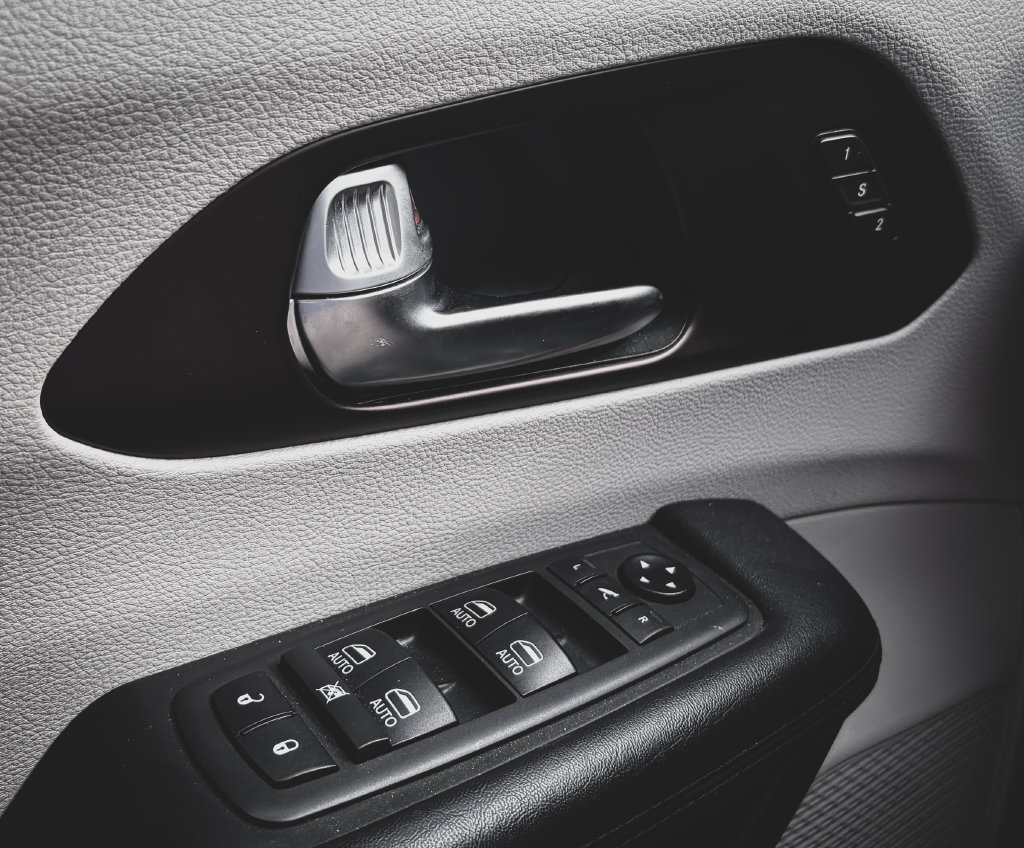 Used 2019 Chrysler Pacifica Limited w/ Tire & Wheel Group FWD image 8