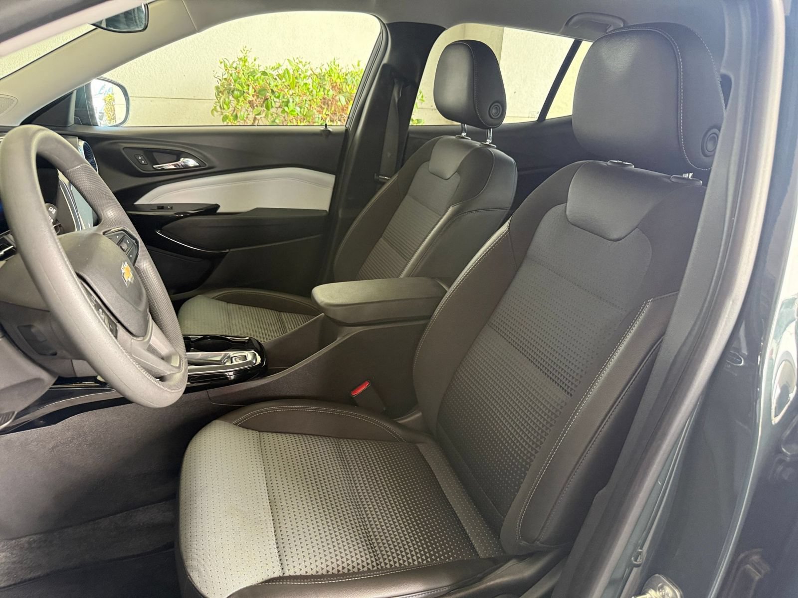 Used 2025 Chevrolet Trax LT FWD image 34