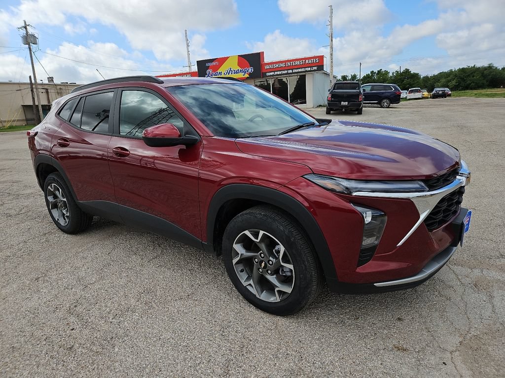 Used 2025 Chevrolet Trax LT FWD image 1