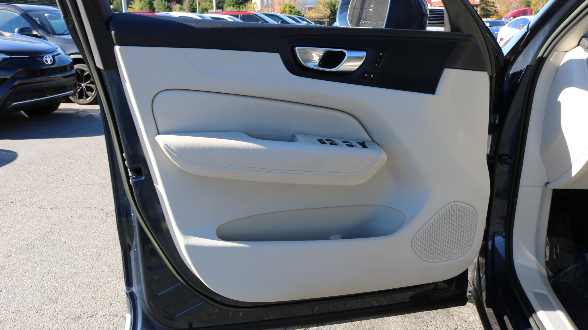 Used 2023 Volvo XC60 B5 Core w/ Protection Package Premier image 10