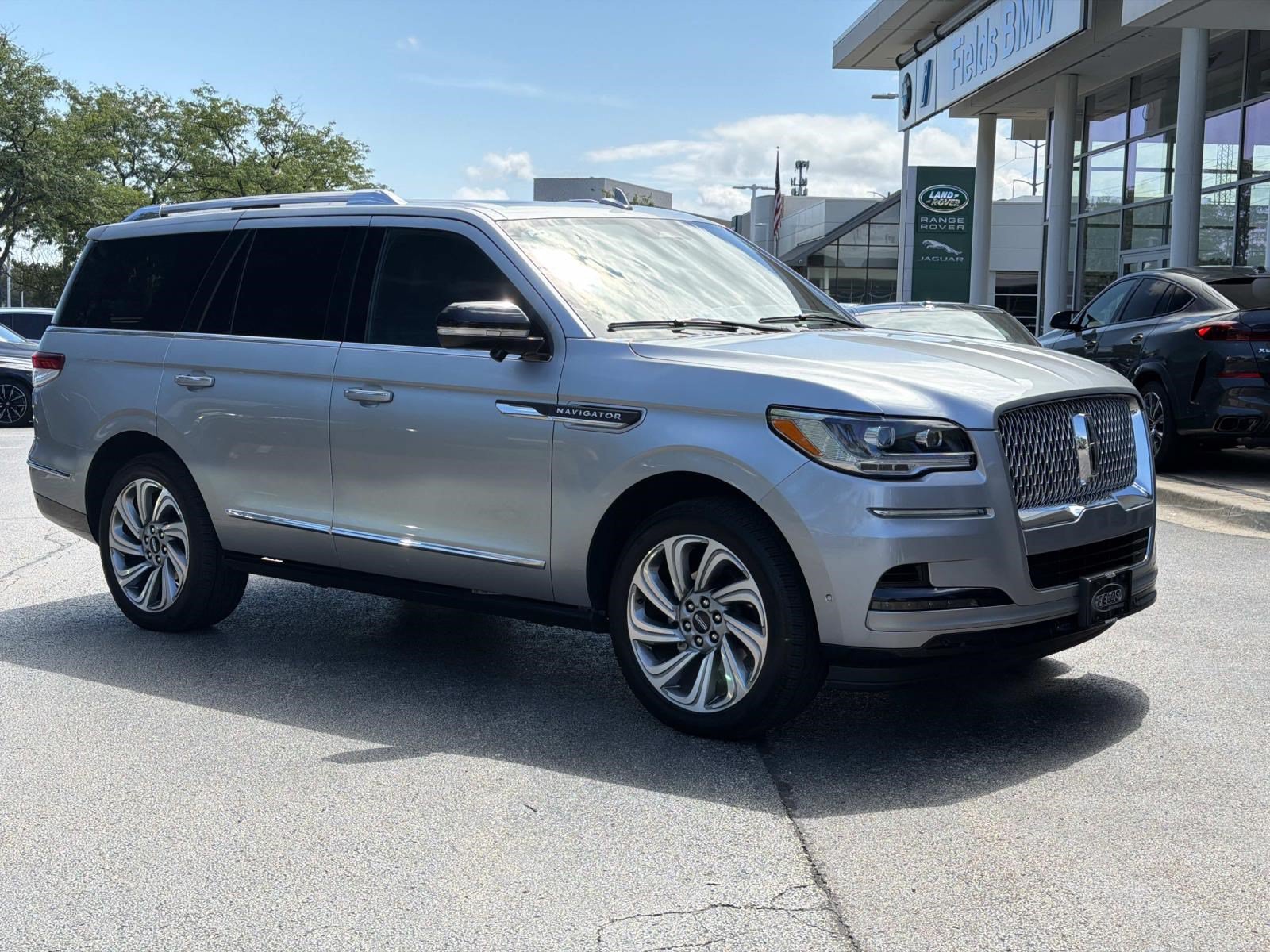 Used 2023 Lincoln Navigator Reserve AWD/4WD image 3
