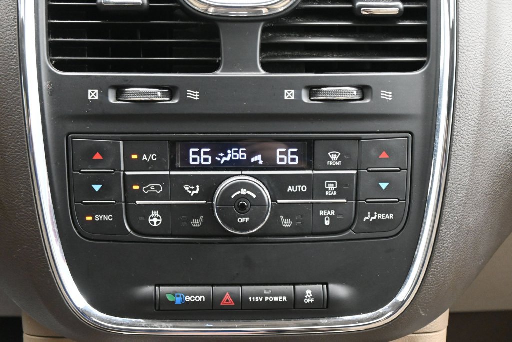 Used 2016 Chrysler Town & Country Touring-L FWD image 23