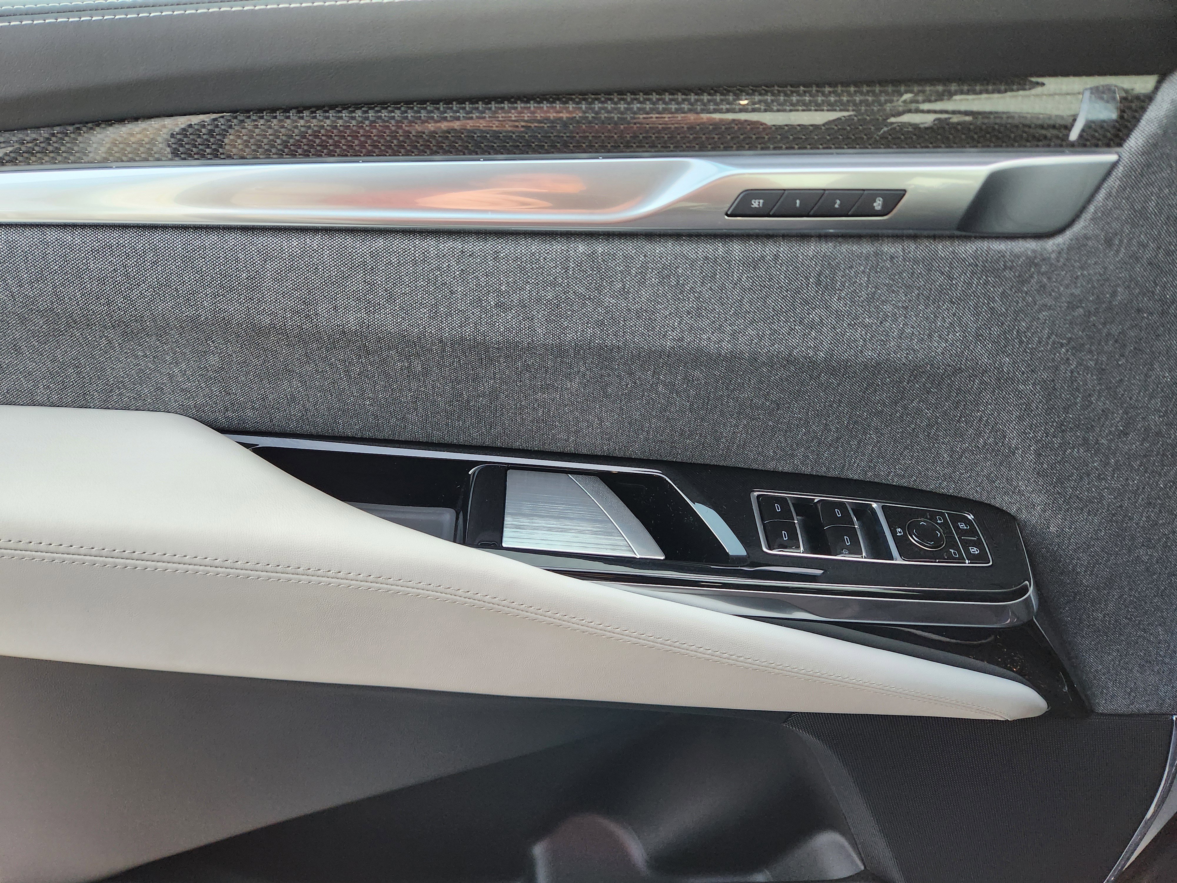 Used 2025 Cadillac Escalade V w/ LPO, ONYX Package image 20