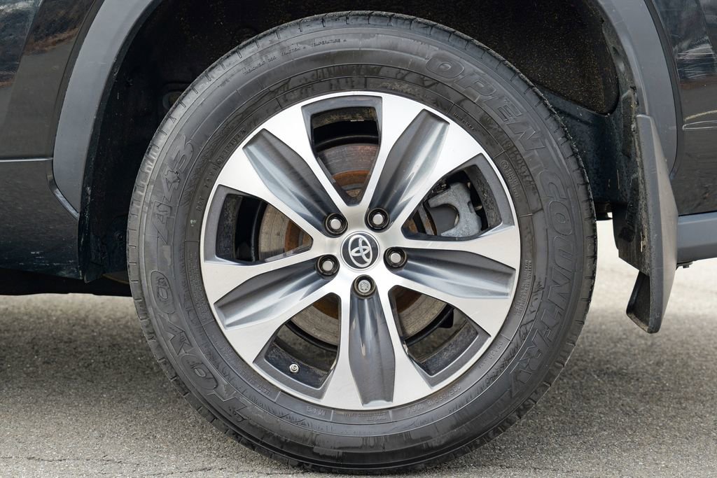 Used 2023 Toyota Highlander XLE AWD/4WD image 12