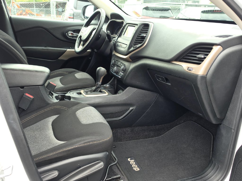 Used 2018 Jeep Cherokee Latitude w/ Safety Group AWD/4WD image 12