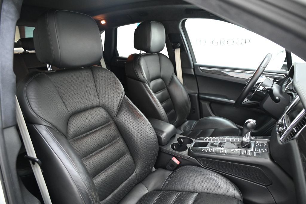 Used 2016 Porsche Macan Turbo w/ Premium Package Plus AWD/4WD image 23