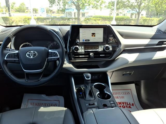 Used 2023 Toyota Highlander XLE AWD/4WD image 11