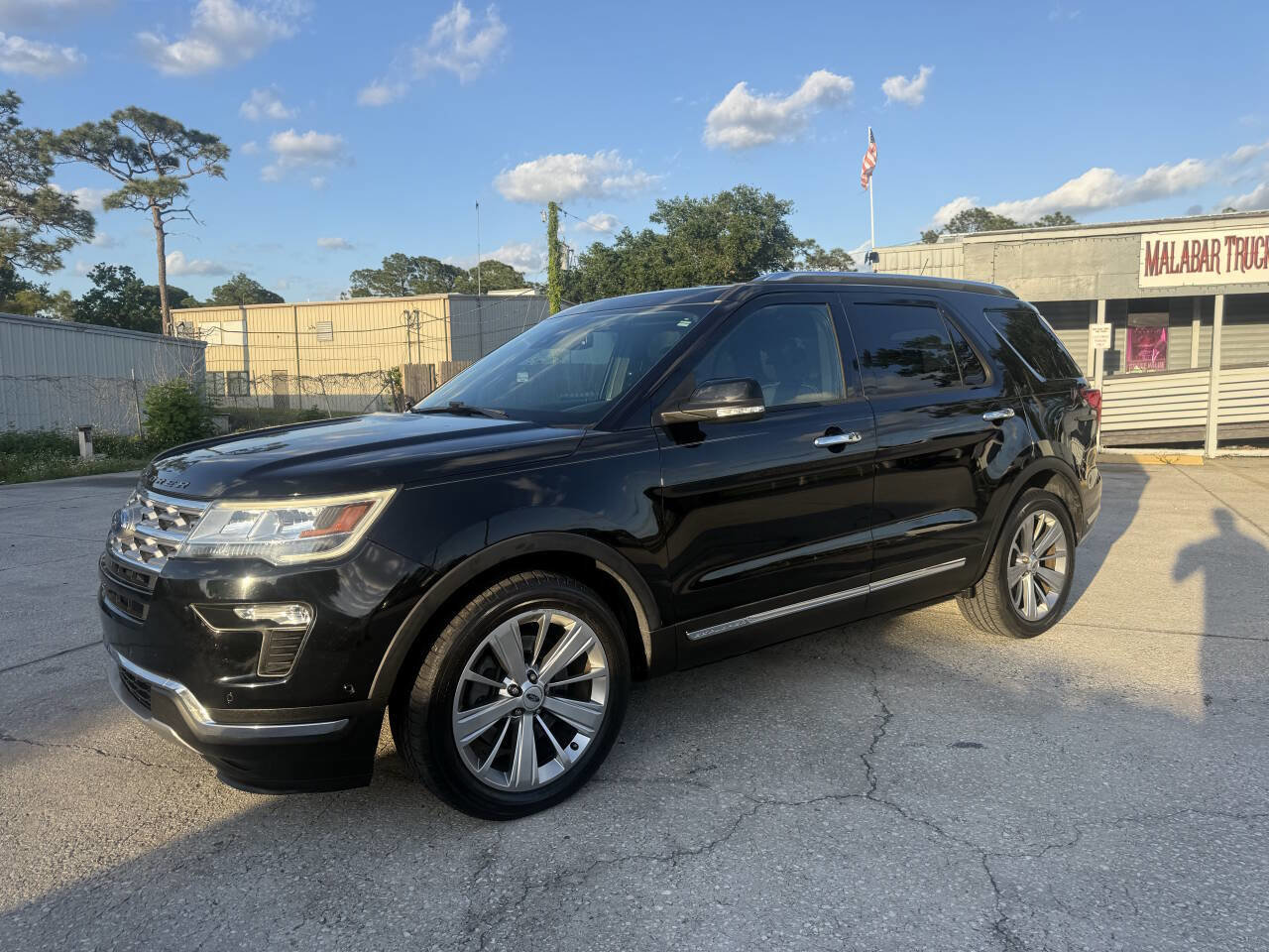 Used 2018 Ford Explorer Limited w/ Equipment Group 301A FWD image 2