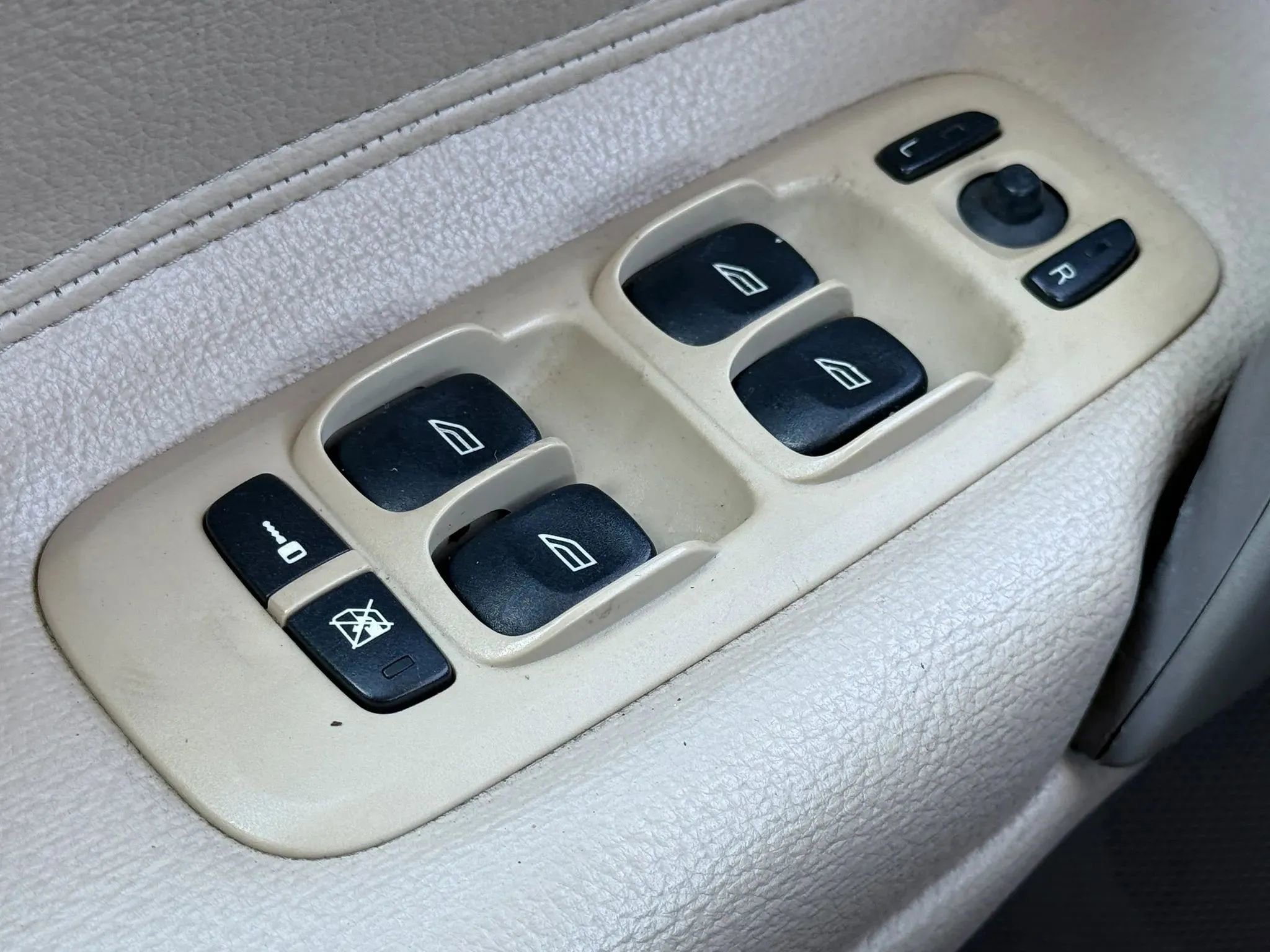 Used 2005 Volvo S60 2.5T image 23