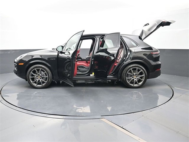 Certified 2023 Porsche Cayenne Platinum Edition image 29