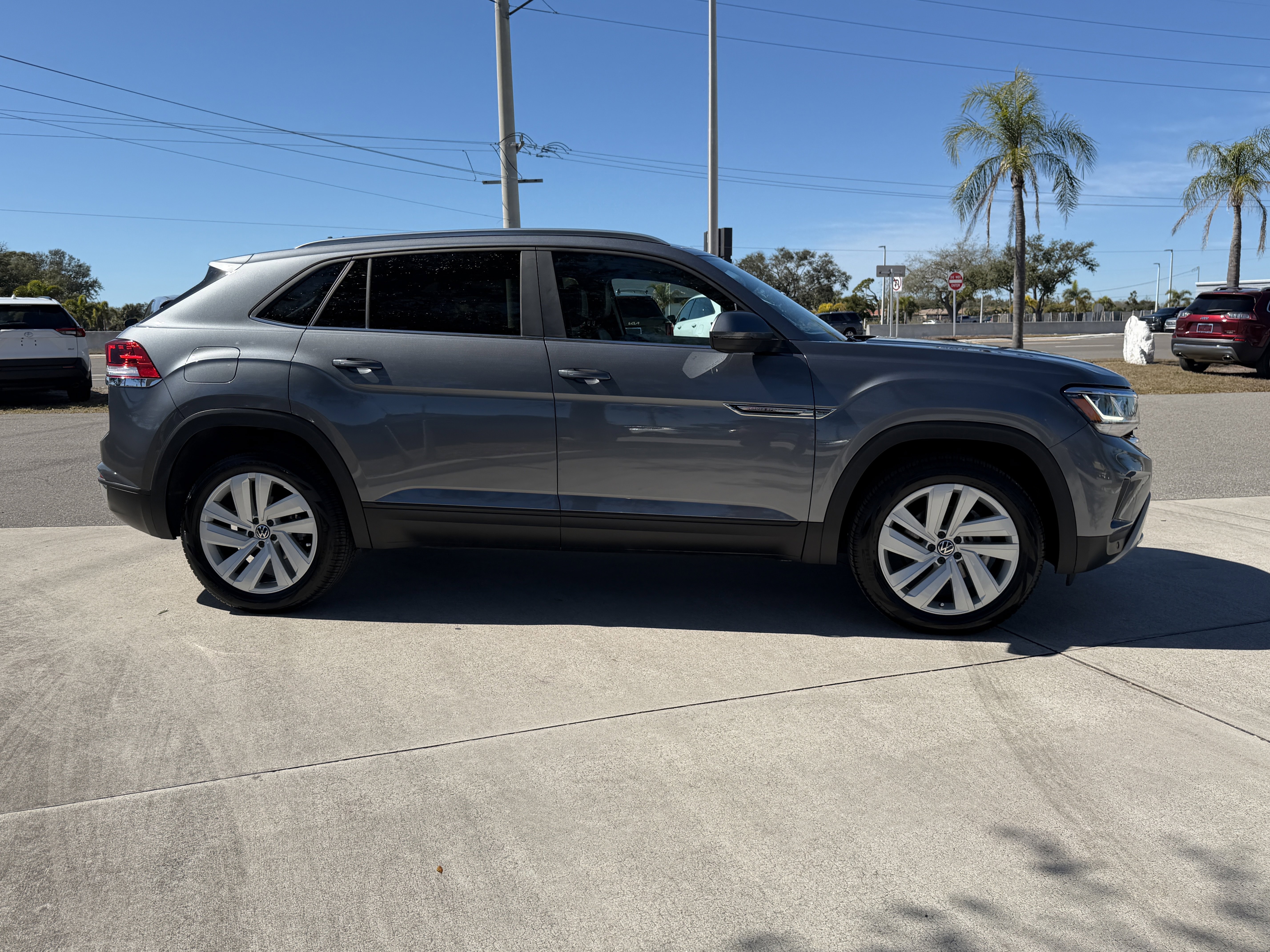 Used 2023 Volkswagen Atlas Cross Sport SE w/ Panoramic Sunroof Package image 3