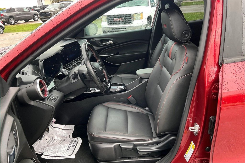 Used 2024 Chevrolet Trax RS w/ Sunroof Package FWD image 24