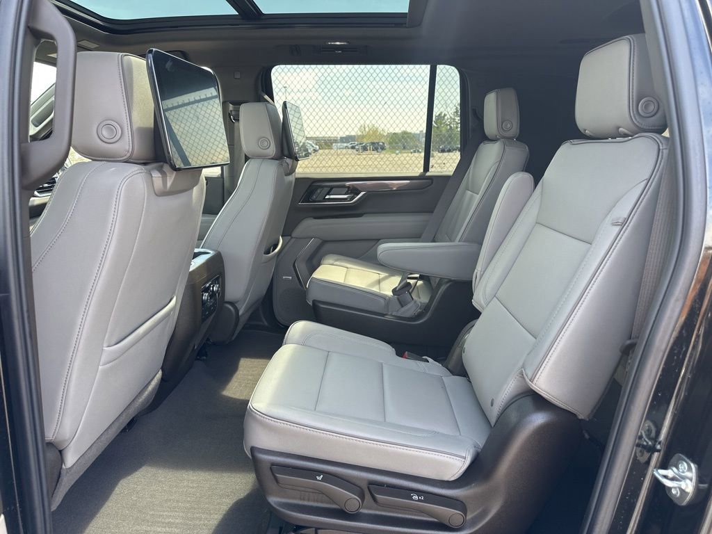 Used 2025 GMC Yukon XL Elevation w/ Elevation Premium Package AWD/4WD image 8