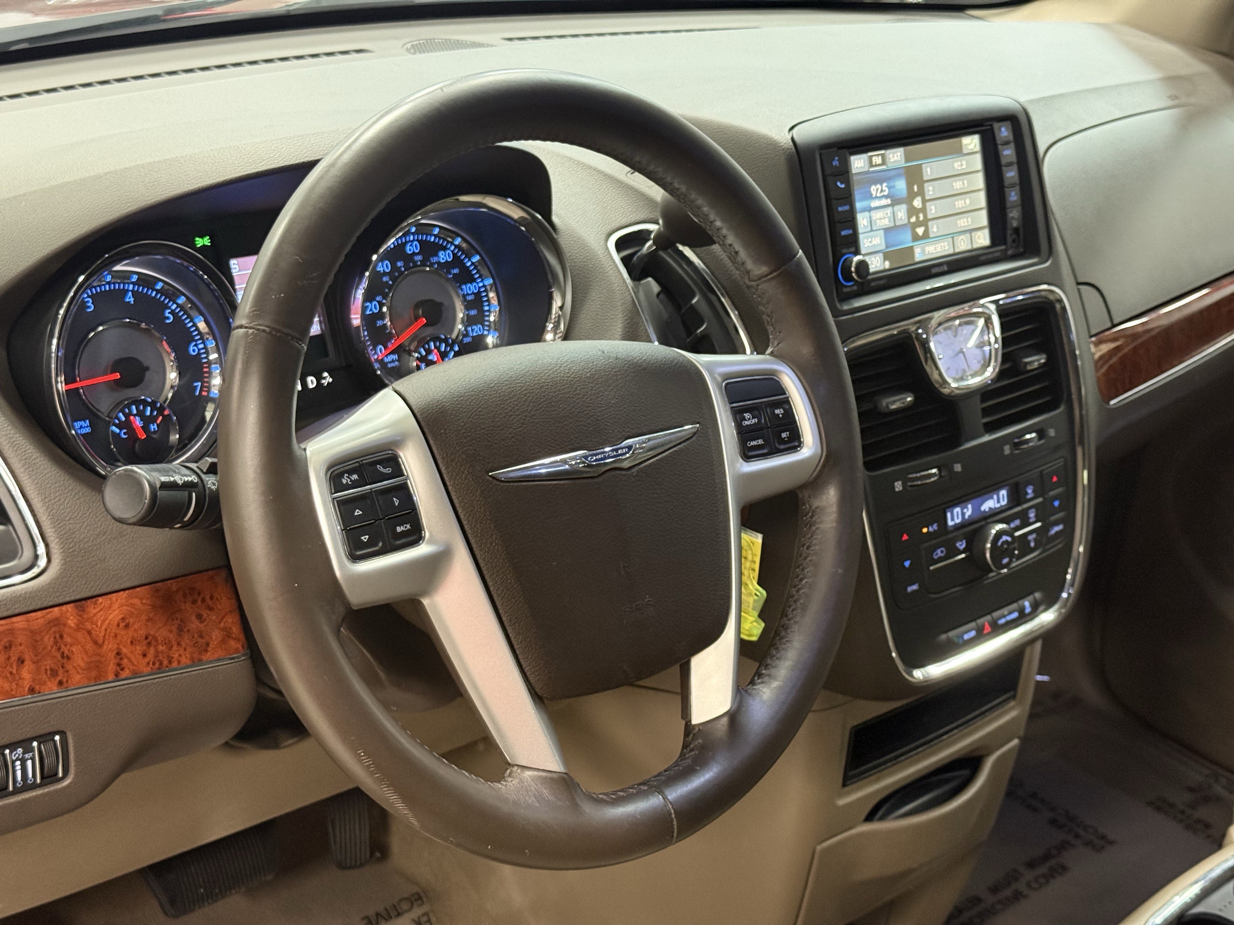 Used 2014 Chrysler Town & Country Touring-L image 21