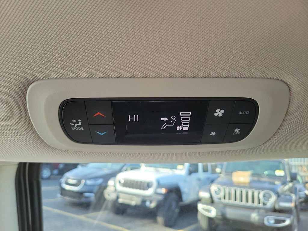 Used 2023 Chrysler Pacifica Touring-L FWD image 21