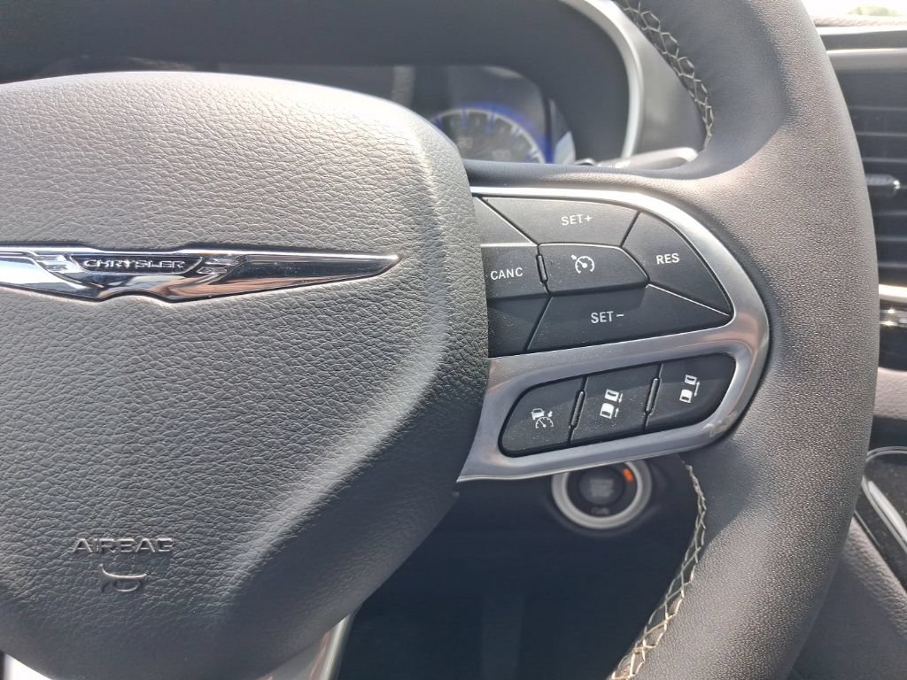 Used 2025 Chrysler Pacifica Select FWD image 29