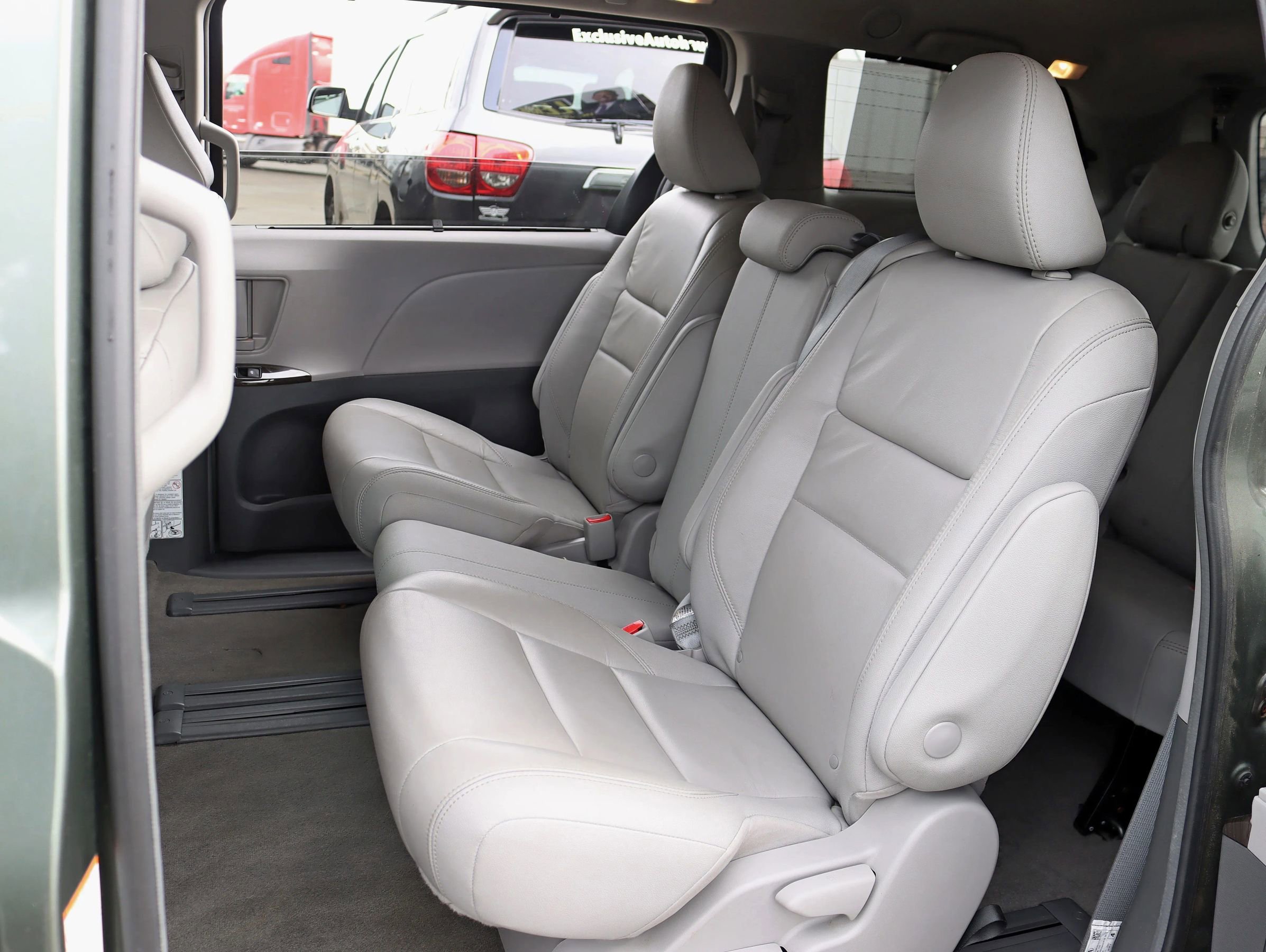 Used 2018 Toyota Sienna XLE w/ XLE Navigation Package FWD image 28