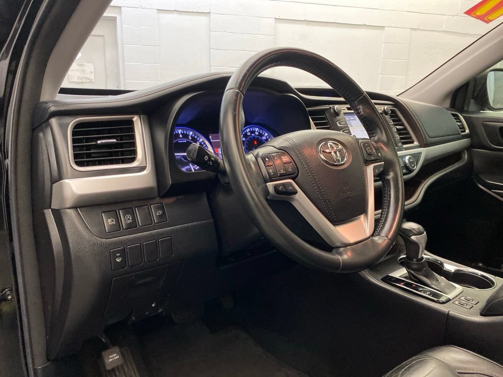 Used 2017 Toyota Highlander XLE w/ Carpet Mat Package FWD image 19