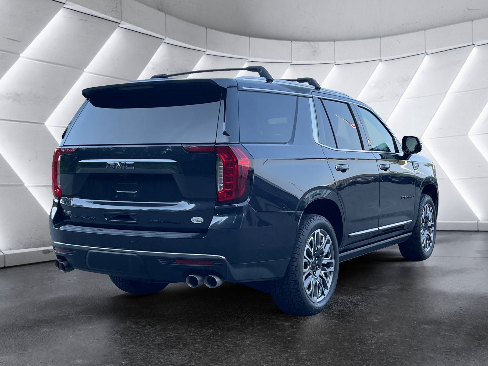 Used 2023 GMC Yukon Denali Ultimate w/ LPO, Floor Liner Package AWD/4WD image 6