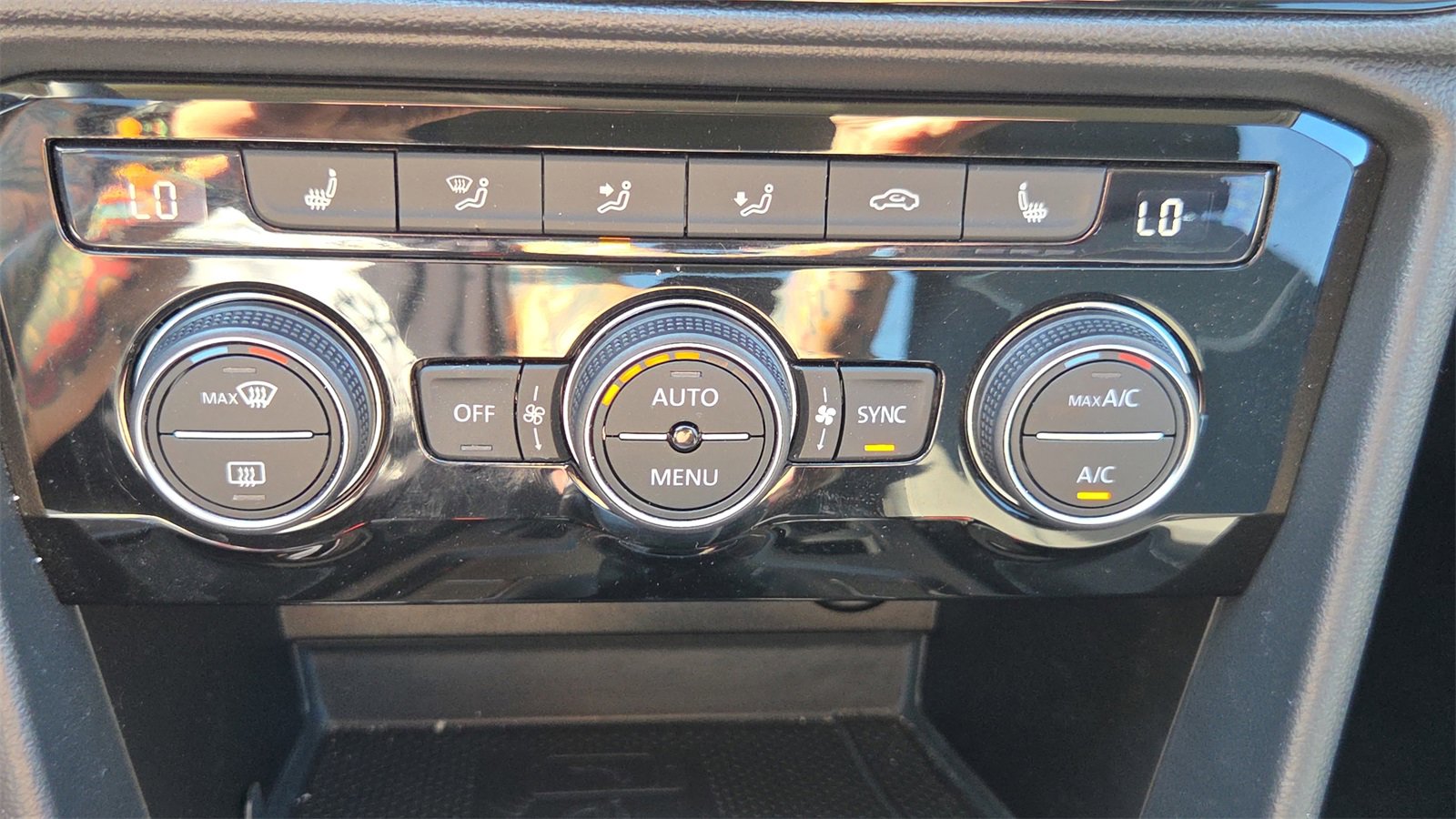 Used 2024 Volkswagen Taos SE image 31