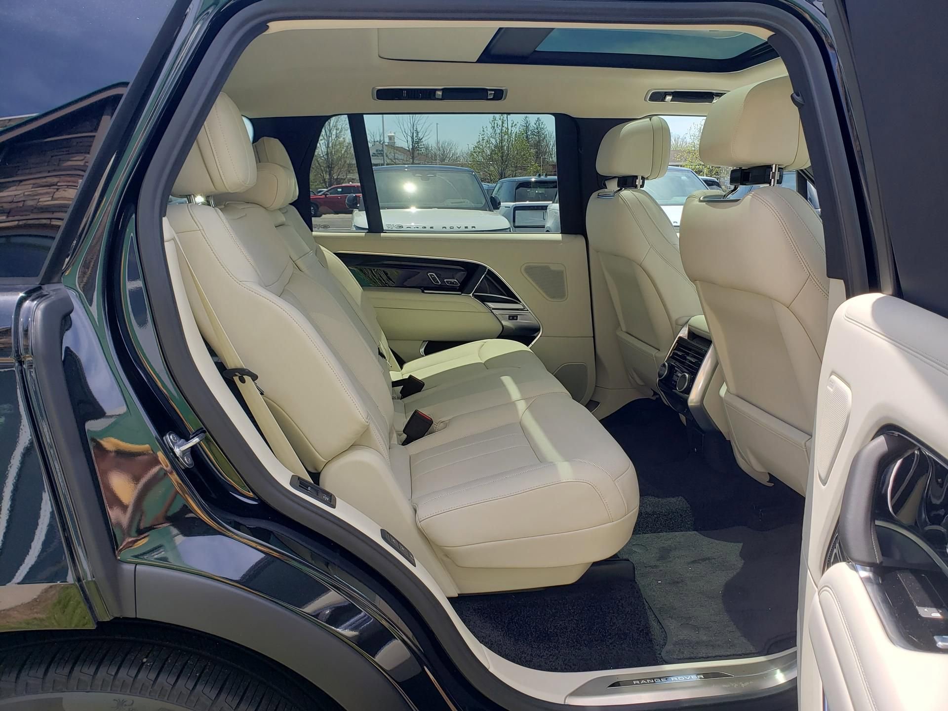 New 2026 Land Rover Range Rover Long Wheelbase SE AWD/4WD image 15