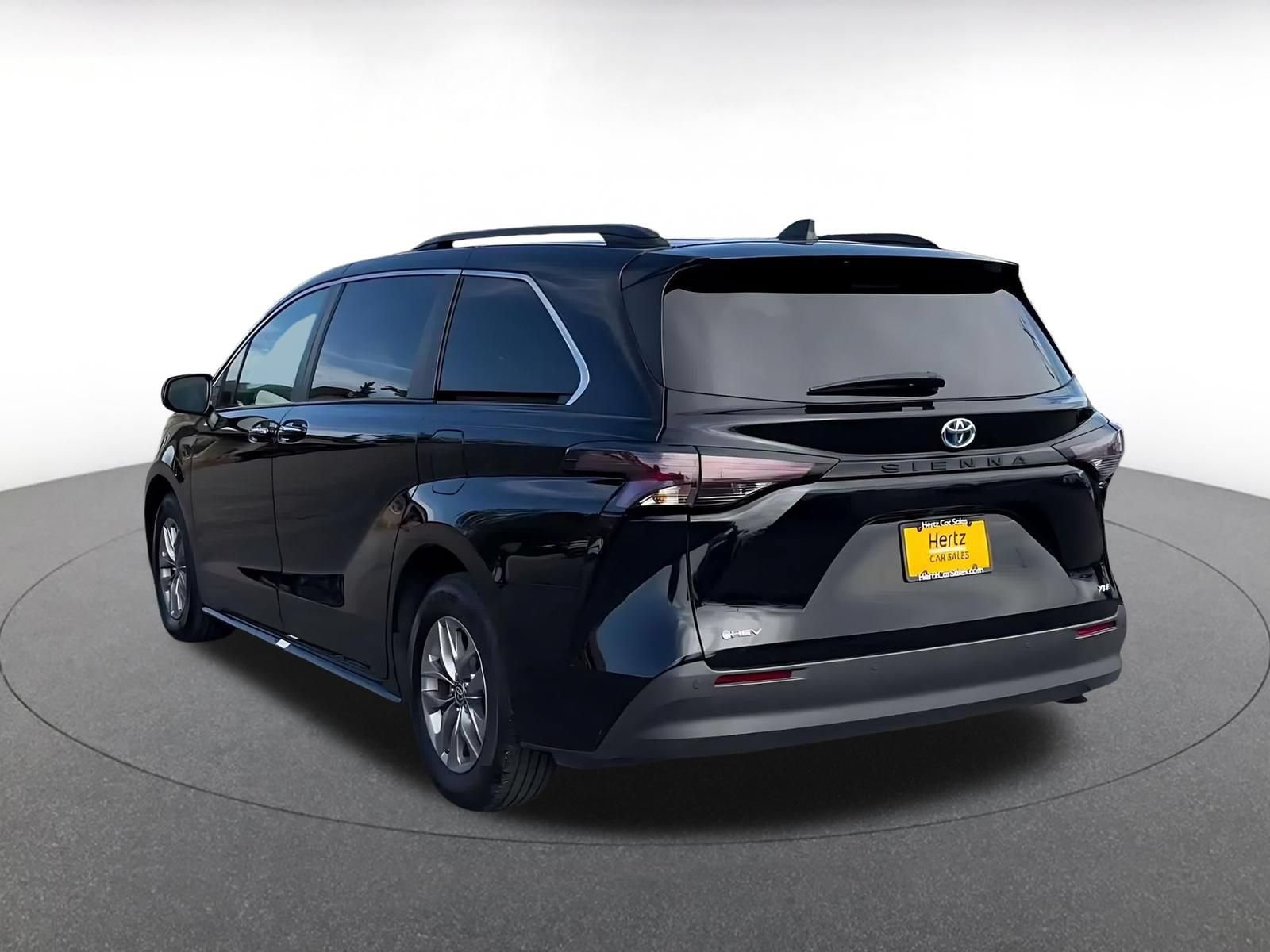 Used 2025 Toyota Sienna XLE FWD image 10