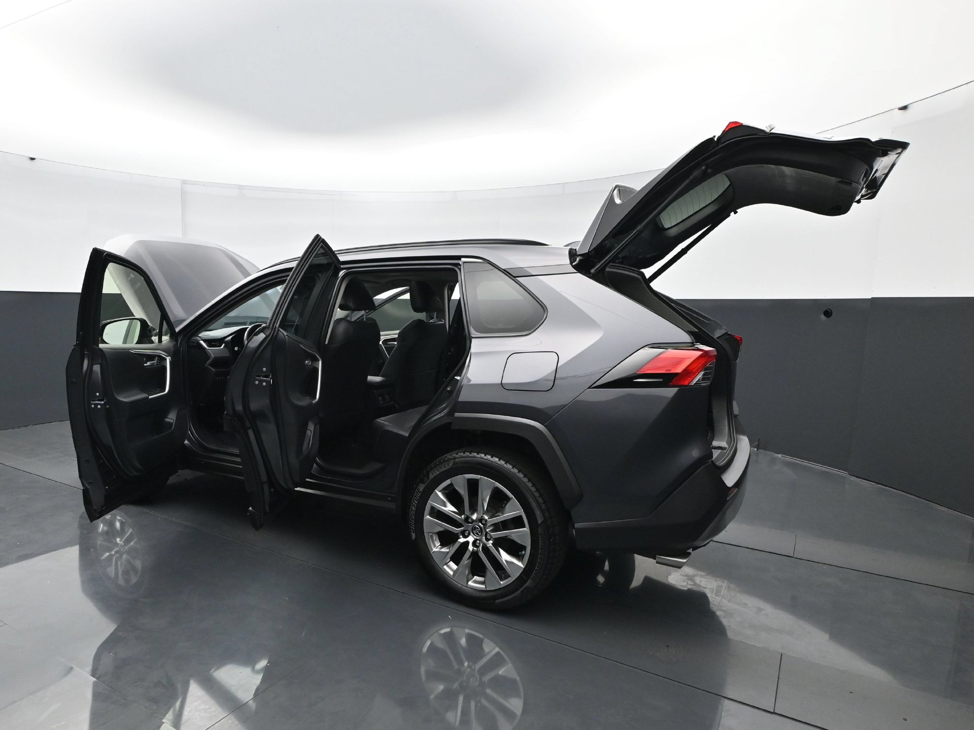 Used 2019 Toyota RAV4 Limited w/ Cold Weather Package AWD/4WD image 31