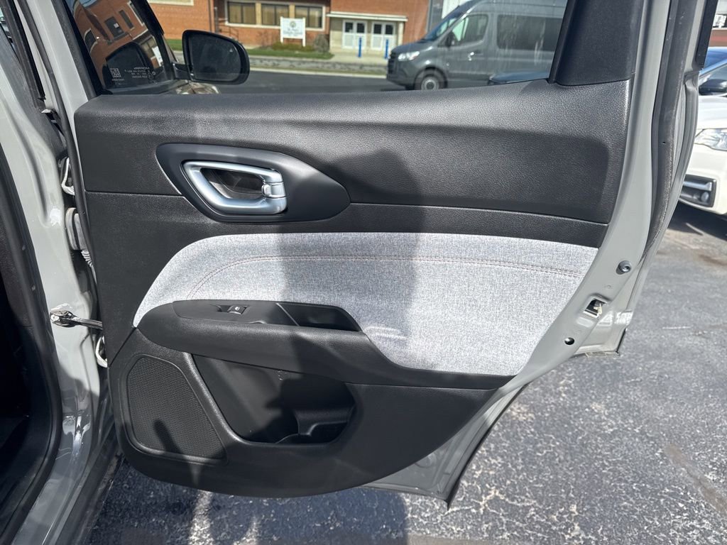 Used 2023 Jeep Compass Latitude image 39