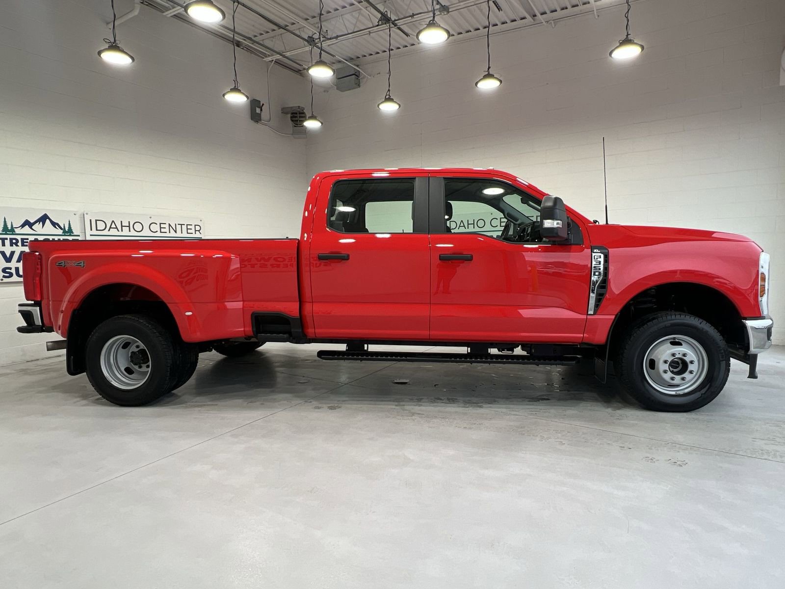 Used 2025 Ford F350 XL w/ XL Chrome Package image 9