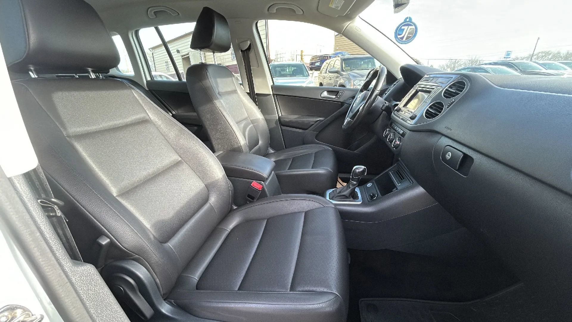 Used 2016 Volkswagen Tiguan SE image 53