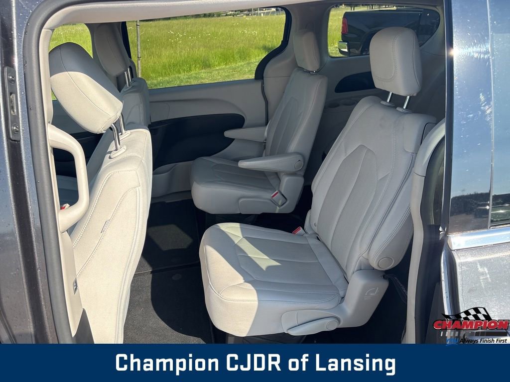 Used 2017 Chrysler Pacifica Touring FWD image 16