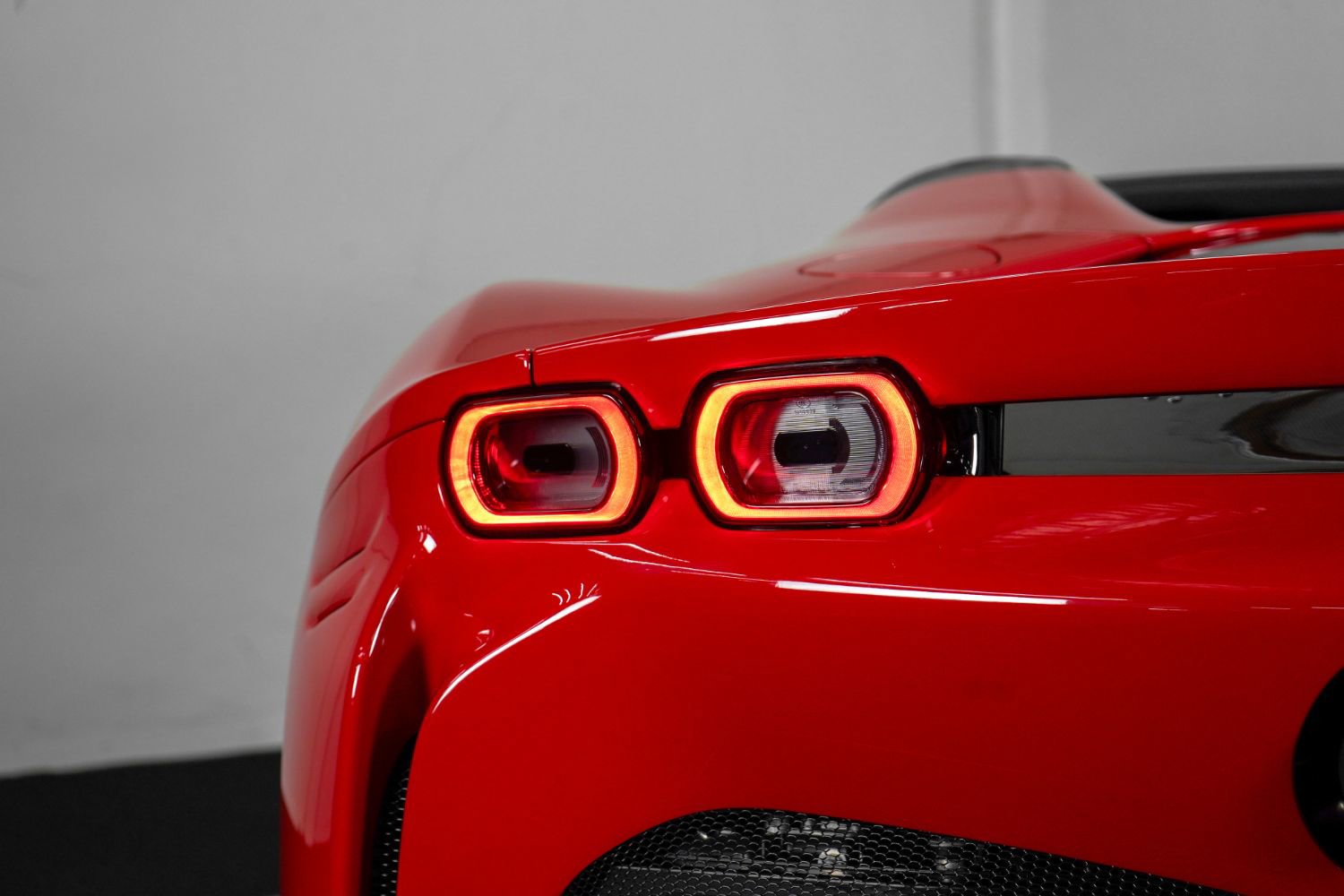 Used 2022 Ferrari SF90 Spider image 24