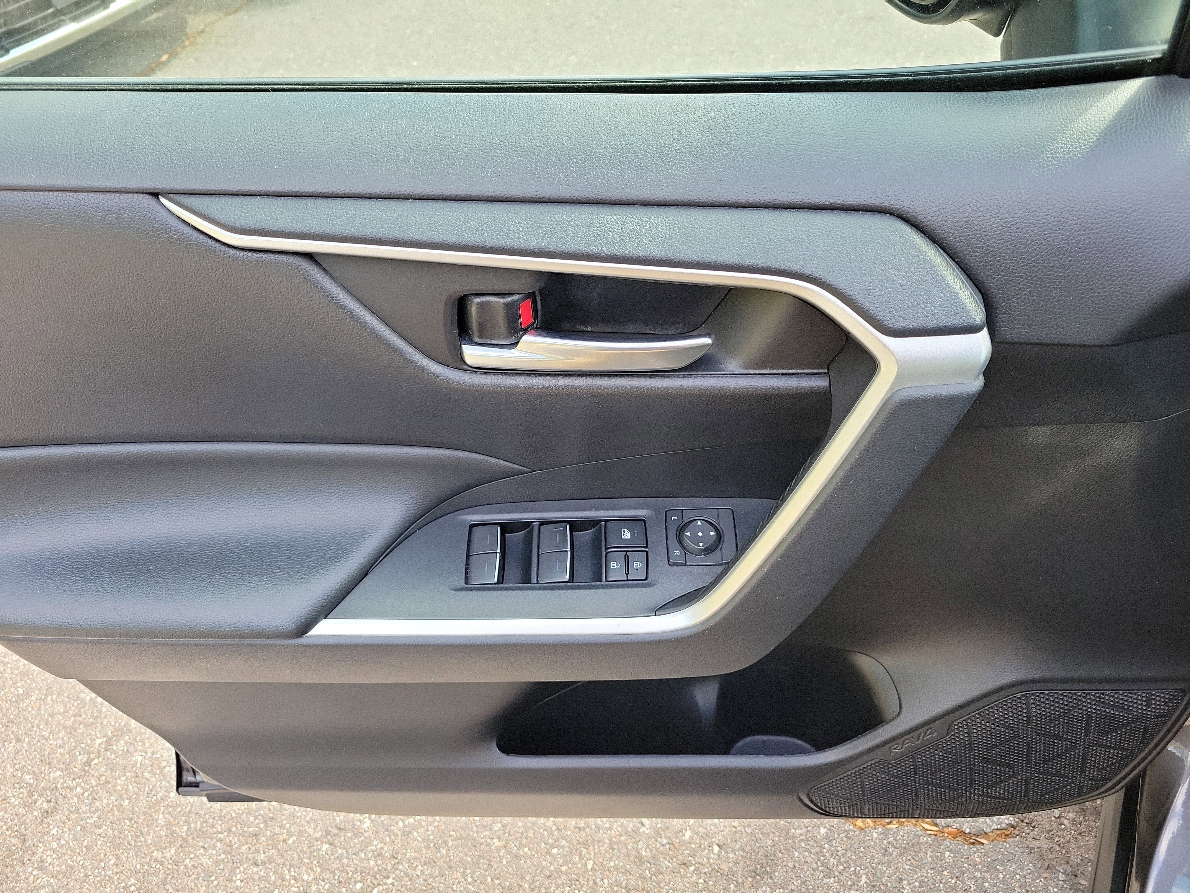 Used 2022 Toyota RAV4 XLE FWD image 19