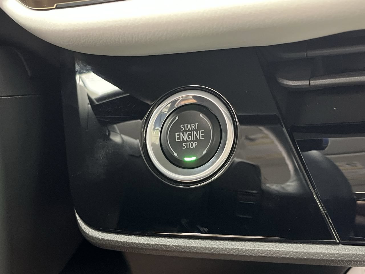 Used 2025 Buick Envision Avenir AWD/4WD image 22