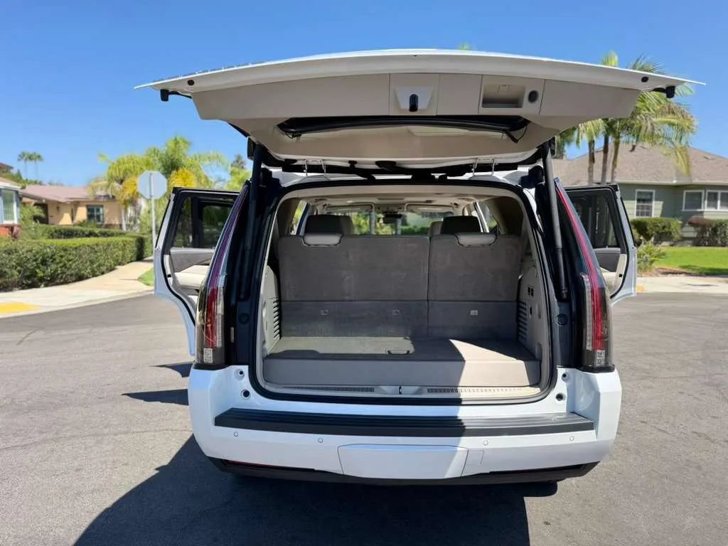 Used 2020 Cadillac Escalade Luxury RWD image 9