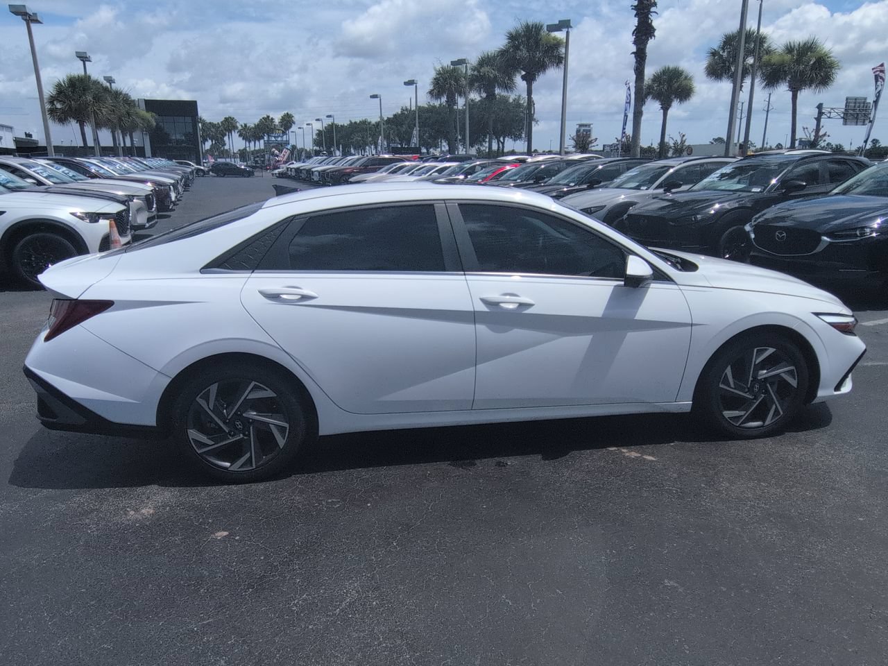 Used 2024 Hyundai Elantra Limited FWD image 3