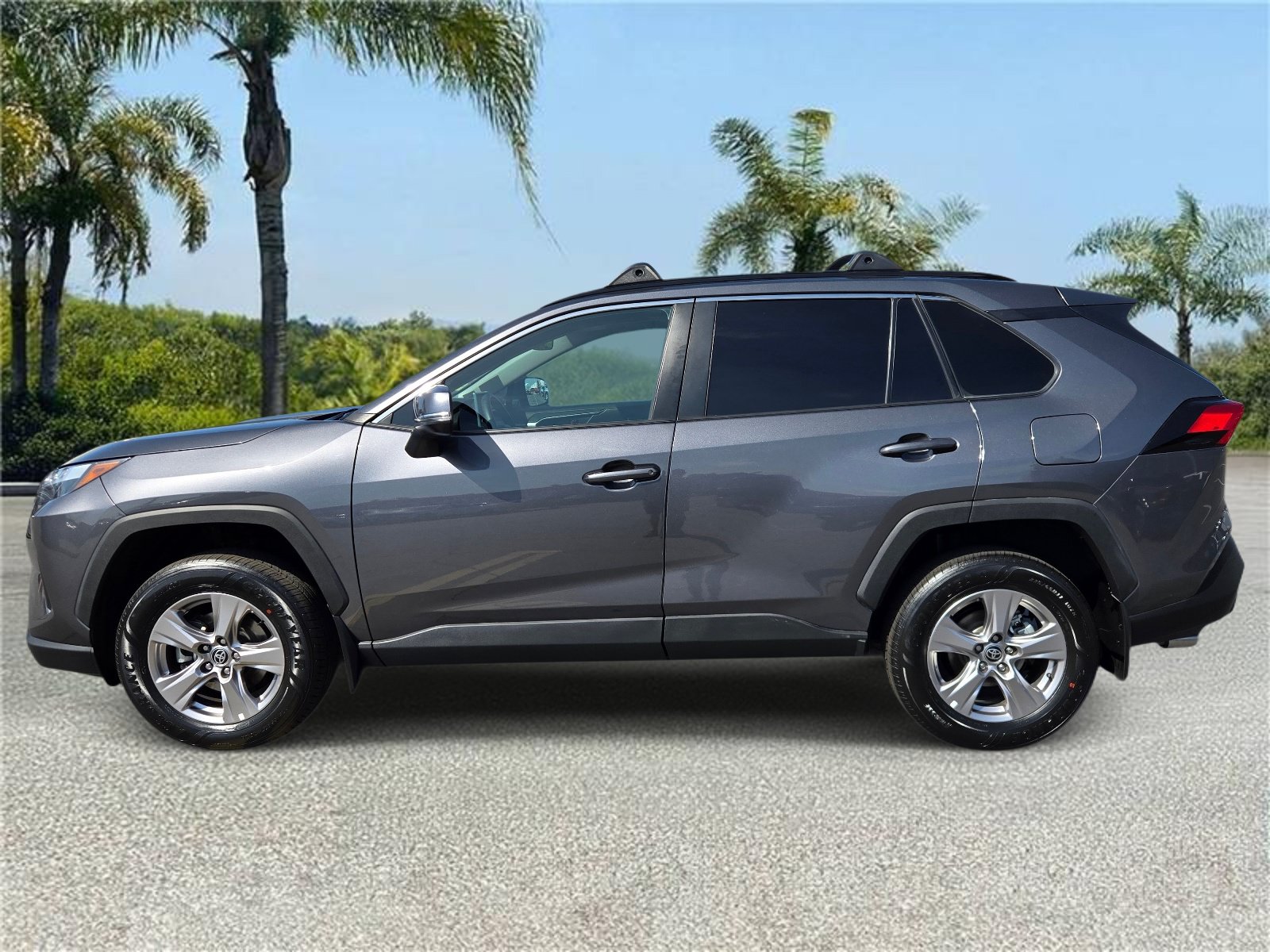 Used 2023 Toyota RAV4 XLE w/ Convenience Package FWD image 2