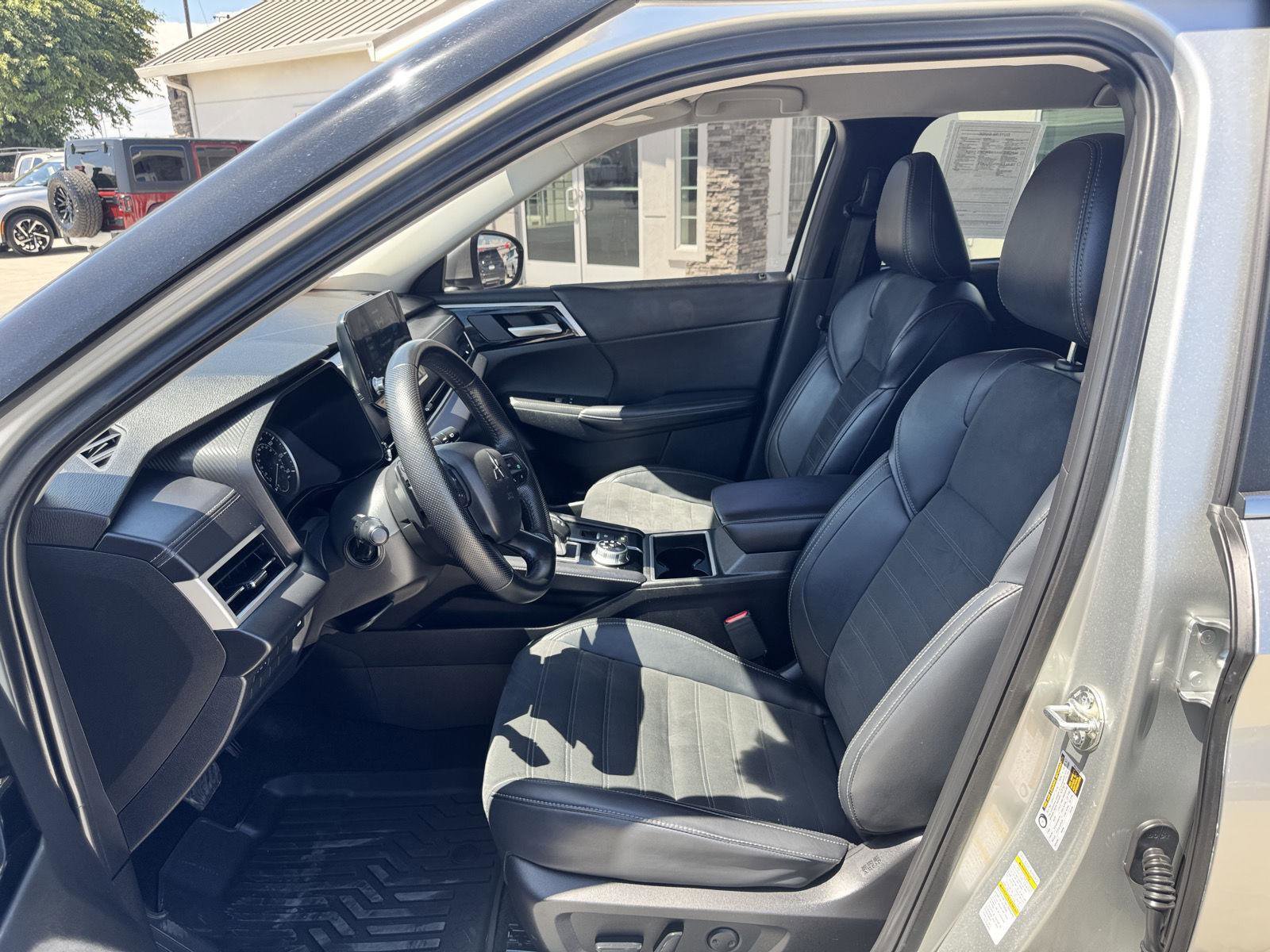 Used 2024 Mitsubishi Outlander SE Black Edition image 13