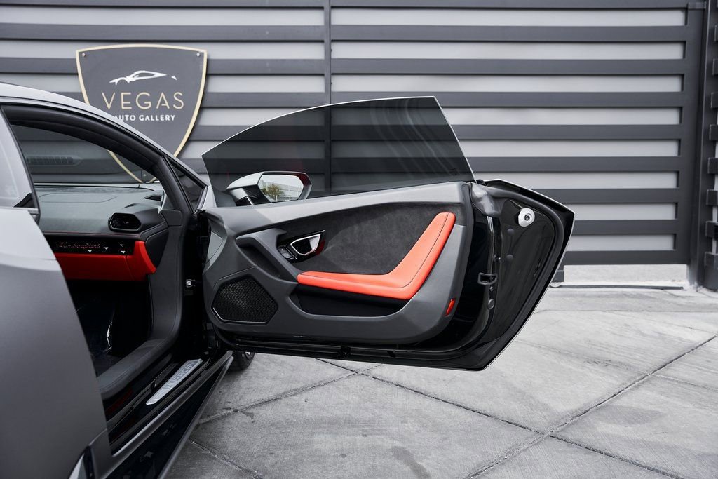 Used 2023 Lamborghini Huracan EVO image 31